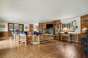 Living area - Historical Crocker Ranch - Coach House #22-zone3270 4 Bedroom Home by RedAwning (Estes Park)