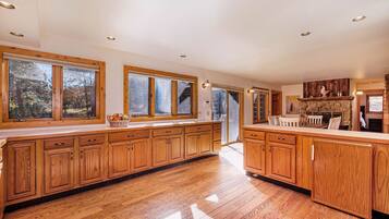 House, 4 Bedrooms | Private kitchen | Fridge, oven, coffee/tea maker, electric kettle