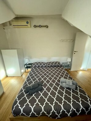 1 kamar tidur dan setrika/meja setrika