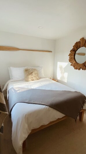 3 bedrooms, desk, WiFi, bed sheets