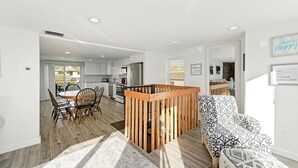 Een modern interieur met een eethoek, keuken en zithoek.