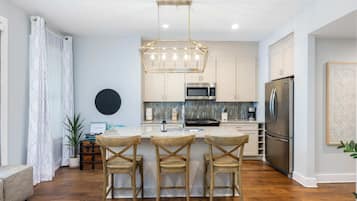 Geladeira, micro-ondas, fogão, cooktop