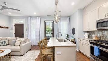 Een koelkast, een microgolfoven, een oven, een kookplaat