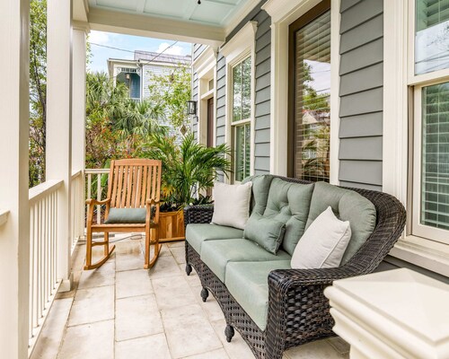 Peaceful Porch + Parking - 2 Blocks to King St!