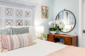 3 bedrooms, desk, iron/ironing board, free WiFi - Peaceful Porch • Parking • 2 Blocks to King St! (Charleston)