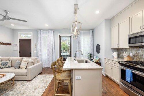 Peaceful Porch • Parking • Walk to King St!