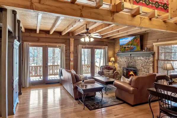 Smart TV, fireplace