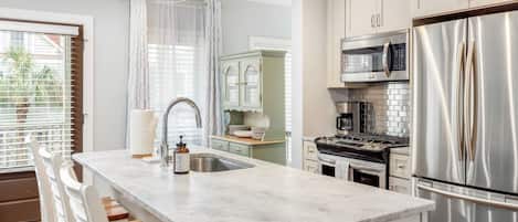 雪櫃、微波爐、焗爐、爐具