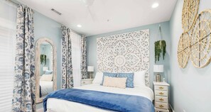 2 bedrooms, desk, iron/ironing board, WiFi - Private Balcony • 2 Living Rooms • Walk to King St (Charleston)