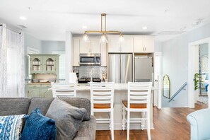 Smart TV, video games, stereo, offices - Private Balcony • 2 Living Rooms • Walk to King St (Charleston)