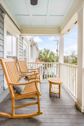 Property grounds - Private Balcony • 2 Living Rooms • Walk to King St (Charleston)