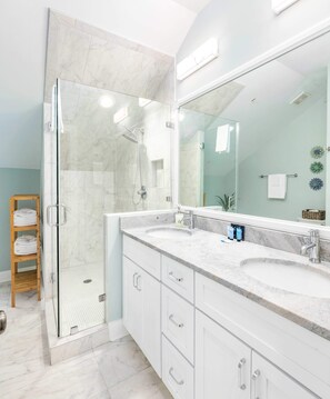 Shower, hair dryer, towels - Serene Courtyard • Parking • 2 Blocks to King St! (Charleston)