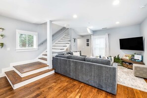 Smart TV, video games, stereo, offices - Serene Courtyard + Parking - 2 Blocks to King! (Charleston)