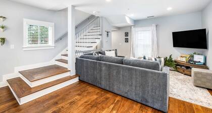 Serene Courtyard + Parking - 2 Blocks to King!
