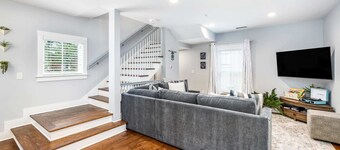 Serene Courtyard + Parking - 2 Blocks to King!