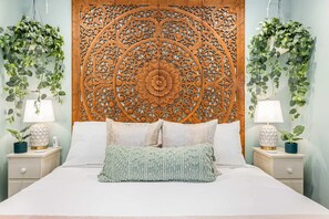 2 bedrooms, desk, iron/ironing board, WiFi - Serene Courtyard + Parking - 2 Blocks to King! (Charleston)