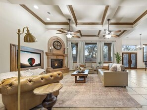 Téléviseur, foyer, livres, chaîne audio