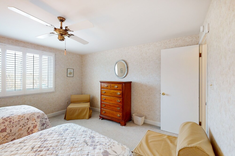 Waterfront townhome with dock access, washer/dryer, & central air