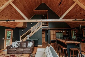 Smart TV, fireplace, video games, Netflix - Private Getaway by Sunday River with hot tub (Bethel)