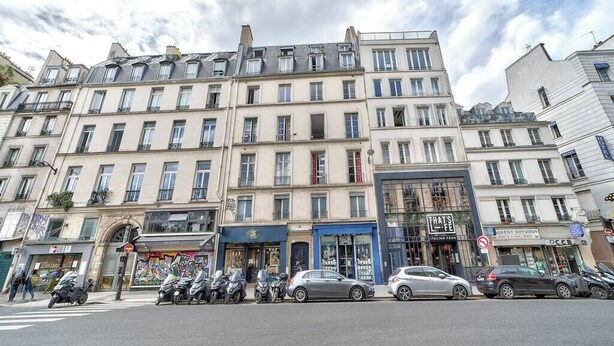 A multi-story building with a row of shops on the ground floor, including a restaurant named "That's Life Italian Food." - Magnifique studio - Le Marais (Paris)