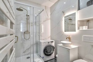 Shower, hair dryer, towels, shampoo