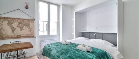 Iron/ironing board, WiFi, bed sheets