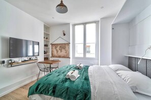 Iron/ironing board, WiFi, bed sheets