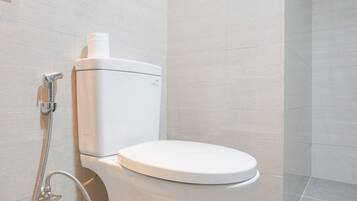 Apartemen Deluks | Kamar mandi | Bathtub dan shower terpisah dan handuk