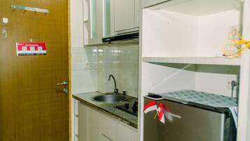 Deluxe Apartment | Private kitchen | Full-sized fridge, stovetop, rice cooker