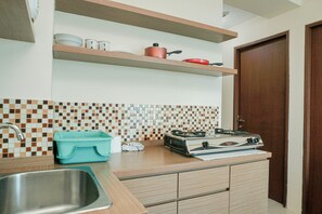 Deluxe-lejlighed | Privat køkken | Køleskab/fryser i fuld størrelse, kogeplade, riskoger