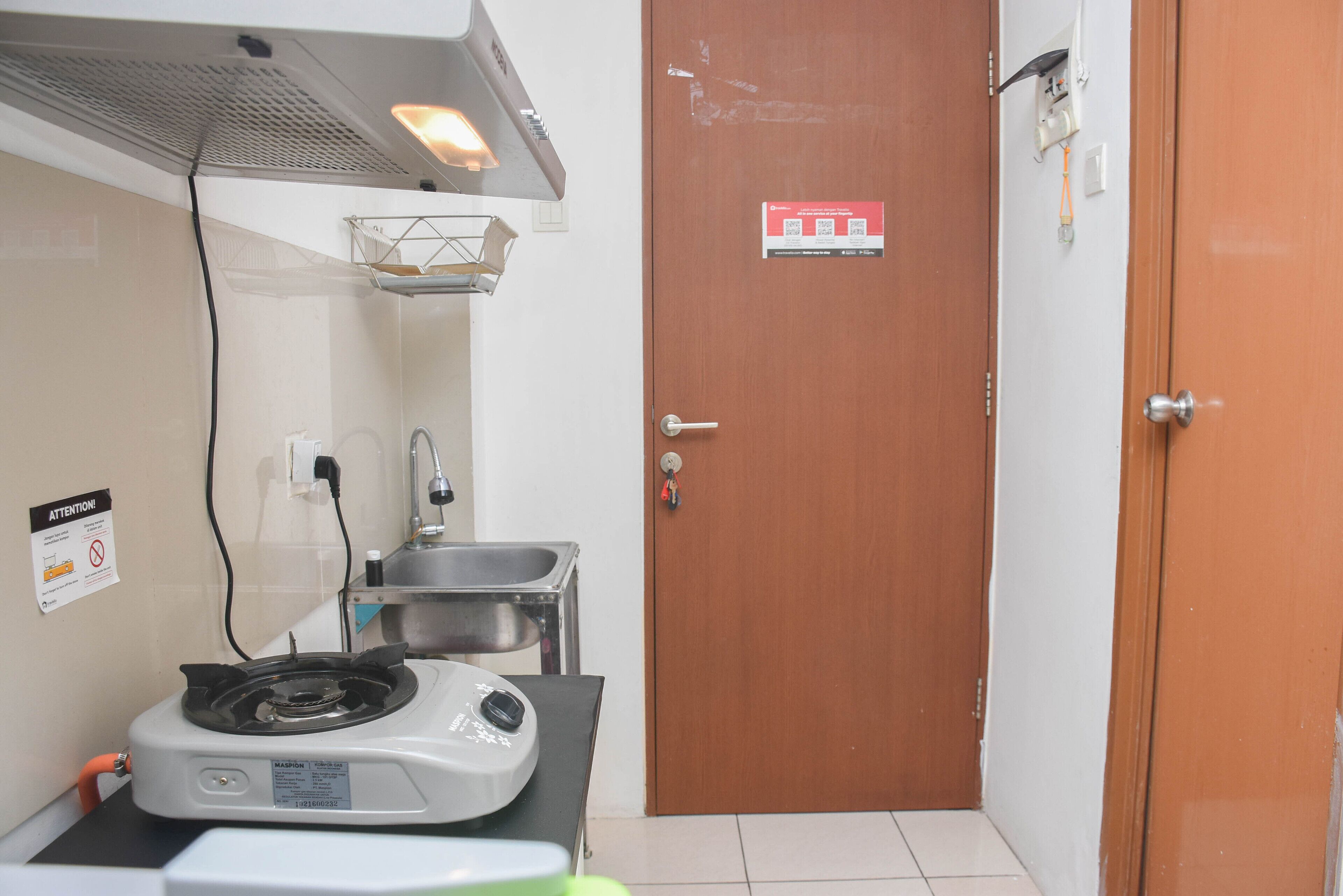 Apartemen Deluks | Dapur pribadi | Lemari es besar, kompor, penanak nasi, dan peralatan masak/sendok-piring