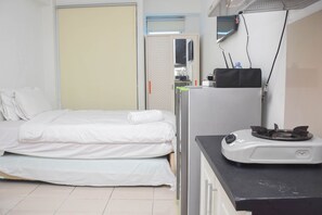 Living area - Cozy Stay And Homey Studio At Tifolia Apartment (Jakarta)