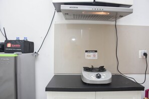 Private kitchen - Cozy Stay And Homey Studio At Tifolia Apartment (Jakarta)