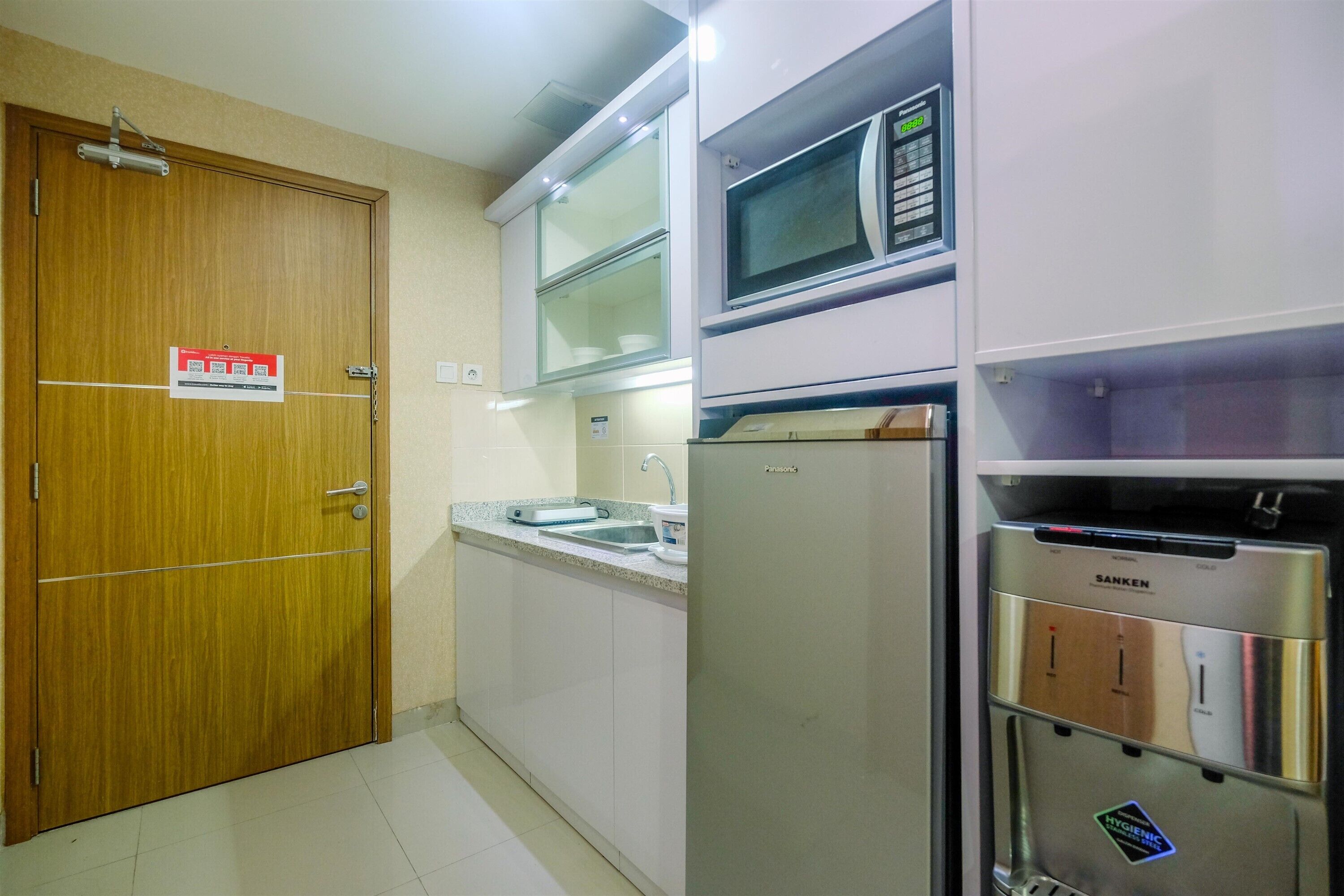 Apartamento Deluxe | Cocina privada | Frigorífico grande, placa de cocina, arrocera y utensilios de cocina