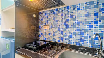 Deluxe Apartment | Private kitchen | Full-sized fridge, stovetop, rice cooker, cookware/dishes/utensils