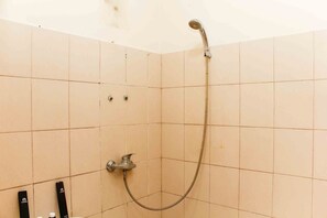 Deluxe-Apartment | Badezimmer | Dusche, Handtücher
