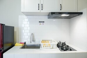 Private kitchen - Cozy And Minimalist 2Br Apartment At Pakubuwono Terrace (Jakarta)
