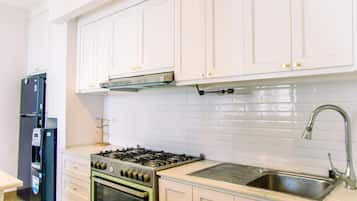 Departamento Deluxe | Cocina privada | Refrigerador con congelador, microondas, parrilla de estufa y arrocera