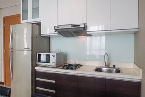 Refrigerador con freezer, microondas, placa de cocina, arrocera