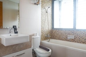Deluxe Apartment | Bathroom | Towels - Vibrant Luxurious 2Br Apartment At Aryaduta Residence Connected To Cito Mall (Surabaya)