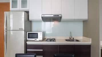 Refrigerador con freezer, microondas, placa de cocina, arrocera