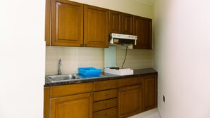 Apartemen Deluks | Dapur pribadi | Lemari es besar, kompor, penanak nasi, dan peralatan masak/sendok-piring
