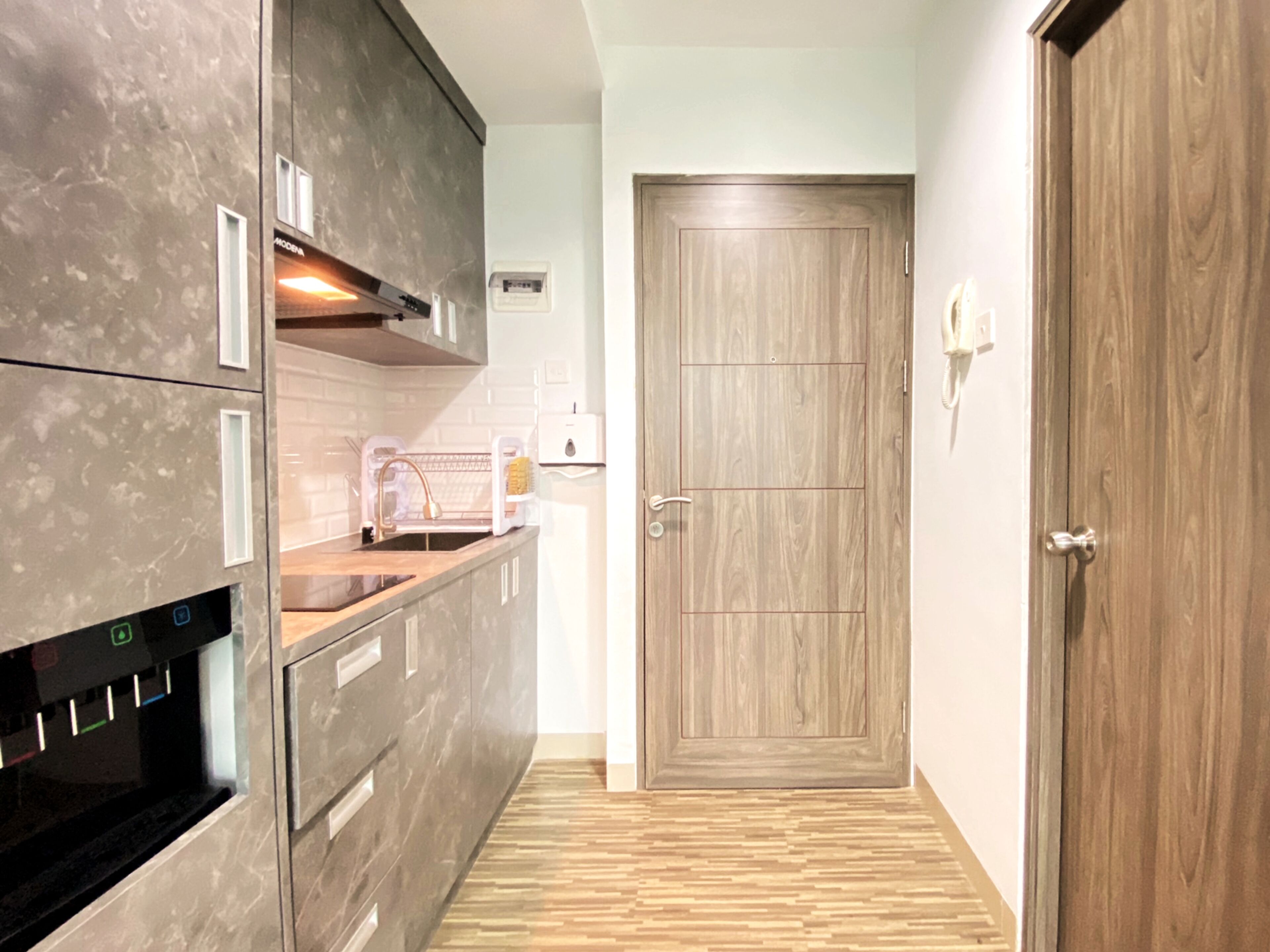 Deluxe Apartment | Private kitchen | Full-size fridge, stovetop, rice cooker, cookware/dishes/utensils