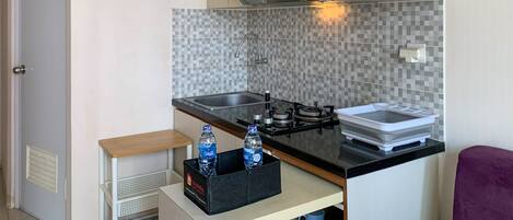 Refrigerador con freezer, placa de cocina, utensilios de cocina