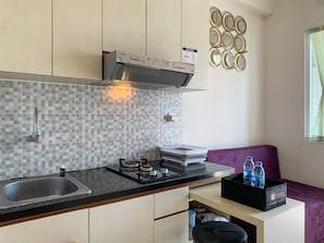 Deluxe-Apartment | Eigene Küche | Großer Kühlschrank, Herdplatte, Kochgeschirr/Geschirr/Besteck