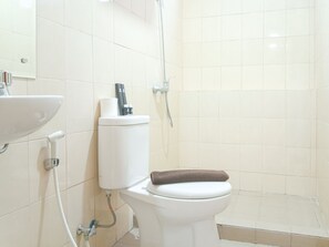Deluxe Apartment | Bathroom | Shower, towels - Comfortable And Tidy 2Br At Vida View Apartment (Makassar)