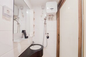 Deluxe Apartment | Bathroom | Shower, towels