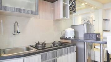 Apartemen Deluks | Dapur pribadi | Lemari es besar, kompor, penanak nasi, dan peralatan masak/sendok-piring