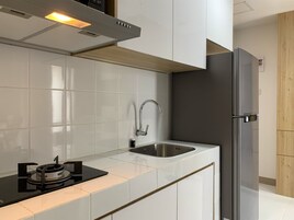 Deluxe Apartment | Private kitchen | Full-size fridge, microwave, stovetop, rice cooker