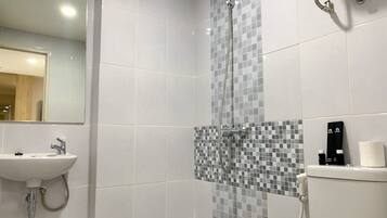 Deluxe Apartment | Bathroom | Shower, towels